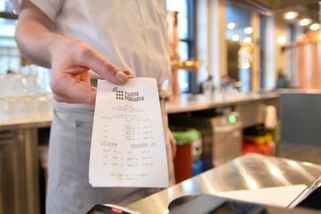 Schillerová chce znovu zavést EET. Co by to podle ekonomů znamenalo pro podnikatele a rozpočet